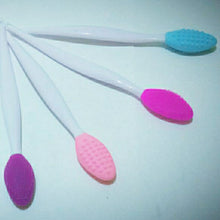 Load image into Gallery viewer, Exfoliating Lip Brush ($380 JMD)
