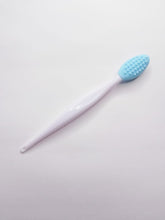 Load image into Gallery viewer, Exfoliating Lip Brush ($380 JMD)
